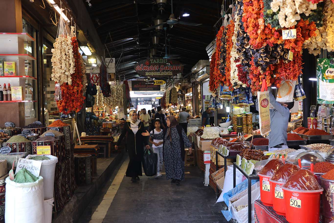 Gaziantep’teki tarihi çarşıların esnafı gurbetçileri bekliyor